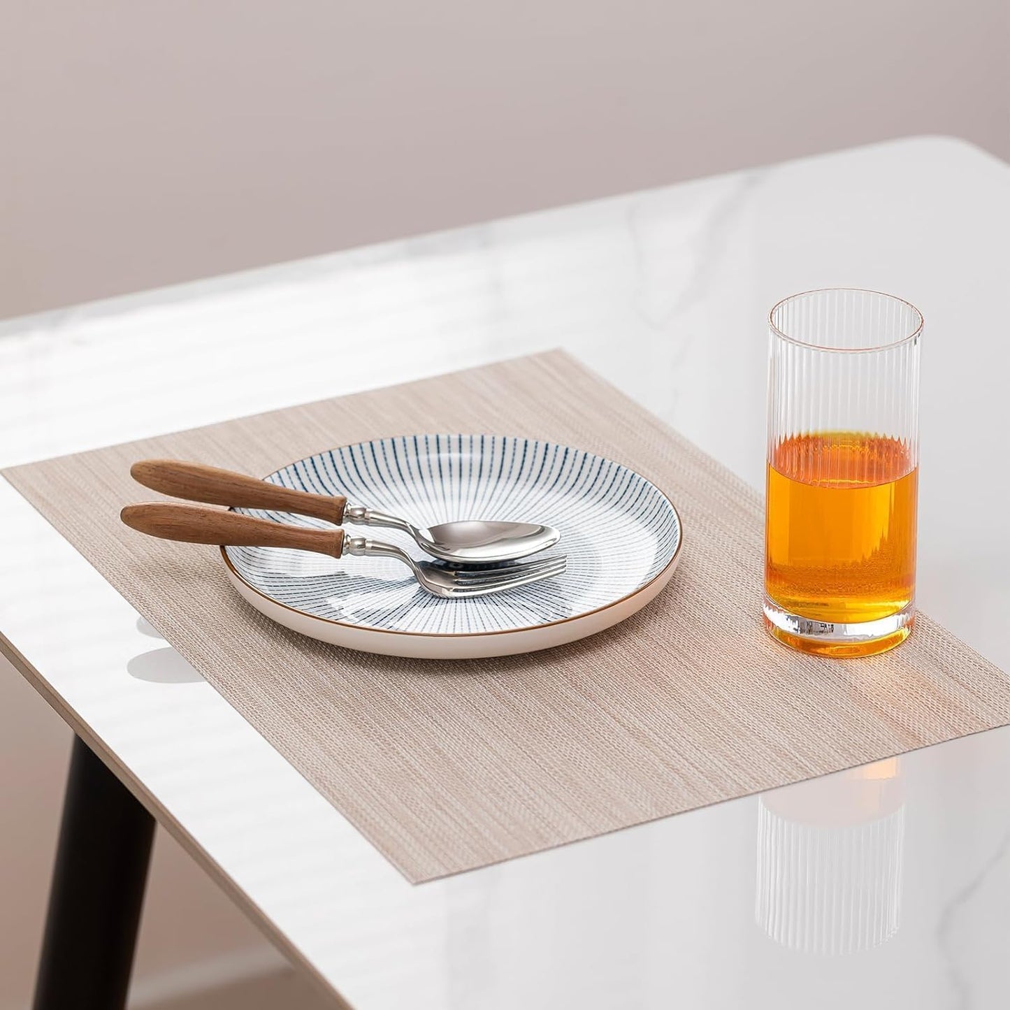 LEXMORE Placemats Set of 4 Vinyl/Plastic Woven Place Mats for Kitchen Table Indoor/Outdoor Washable Placemat Wipeable Dining Table Mats(A-Beige White)