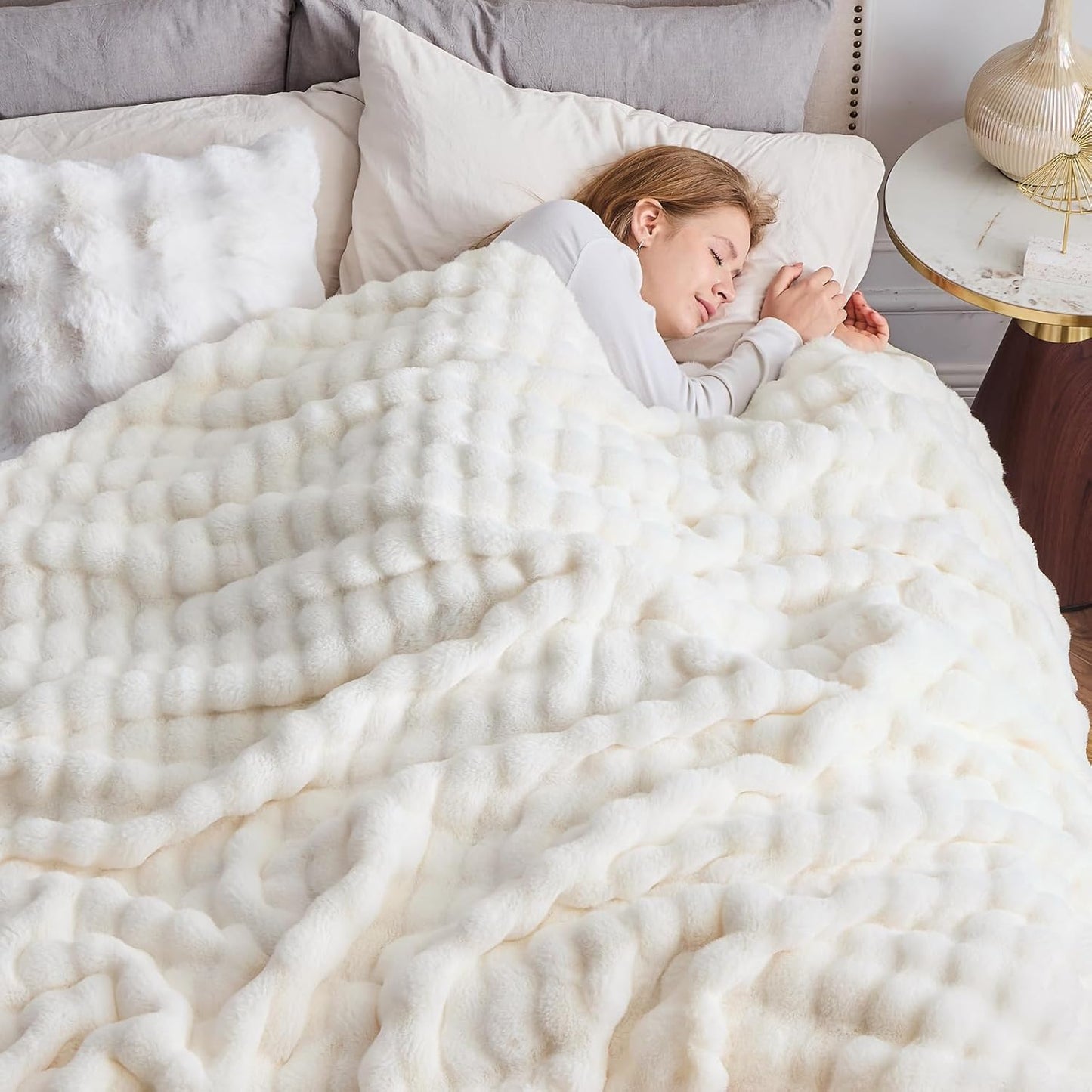 NEWCOSPLAY Faux Fur Twin Blanket Ivory Bubble Blanket Thick Warm Soft for Couch Sofa Bed 550GSM (Ivory, Twin(60"x80"))
