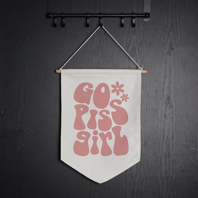 Go Piss Girl Wall Hanging Banner Trendy Wall Art Funny Cute Gift Idea Apartment Decor Pink Bathroom Decor Aesthetic Room Decoration Funny Retro Wall Banner Dorm Room Decor Preppy Girl Wall Art