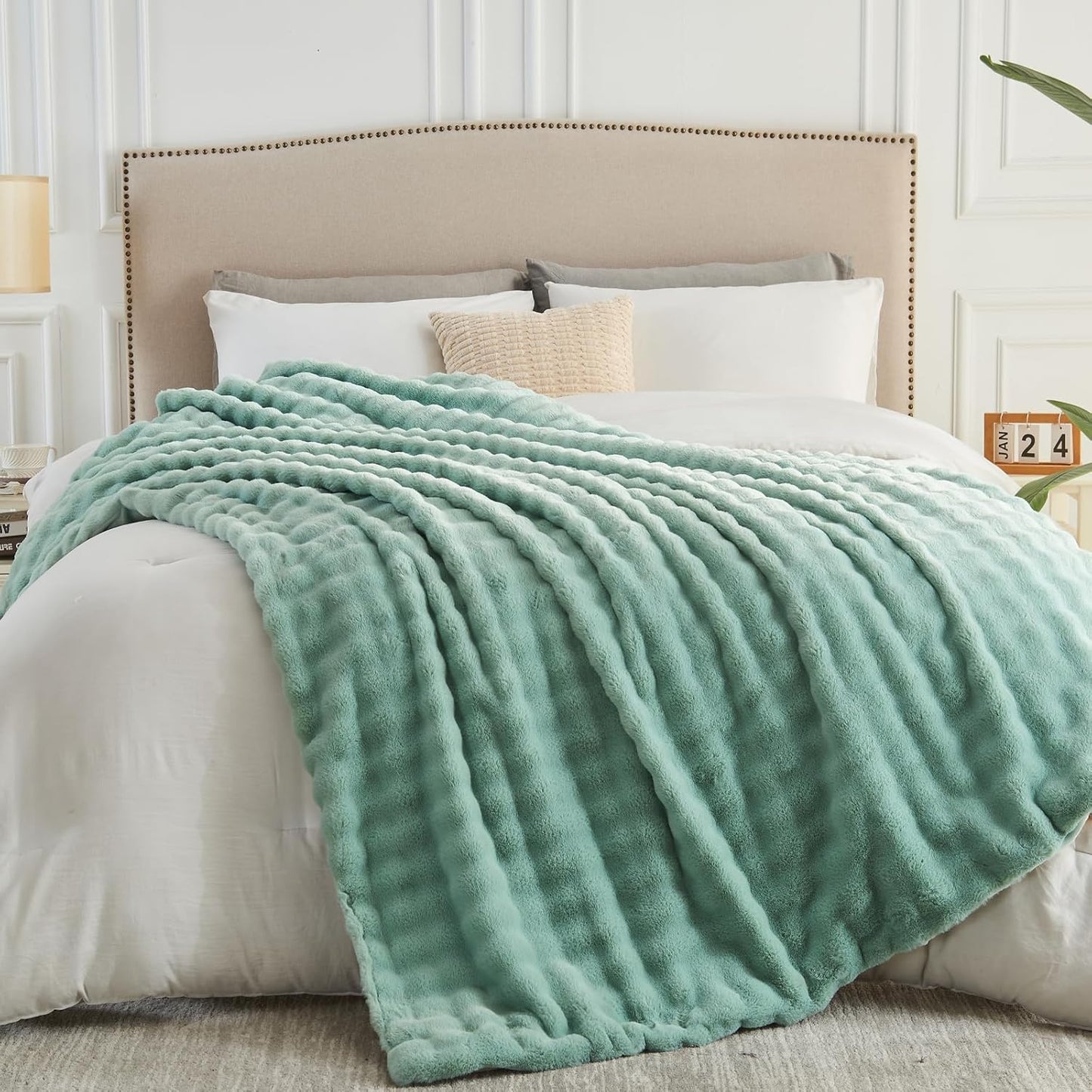 NEWCOSPLAY Faux Fur King Blanket Sage Green Bubble Blanket Thick Warm Soft for Couch Sofa Bed 550GSM (New Sage Green, King(90"x110"))