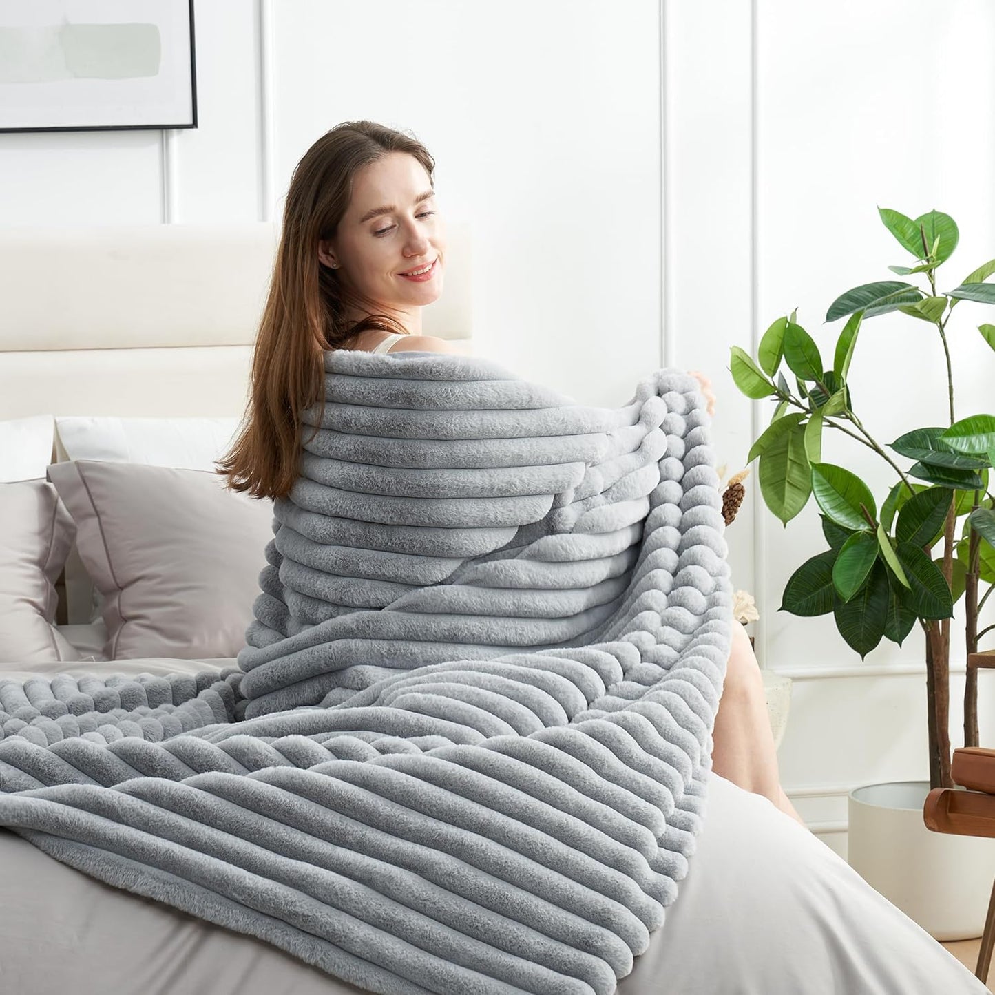 Amélie Home Faux Fur Throw Blanket for Couch, Cozy Fuzzy Fluffy Fur Luxurious Soft Striped Plush Gift Blankets for Family Sofa Chair Bed Living Room Bedroom, 55"x70", Light Grey