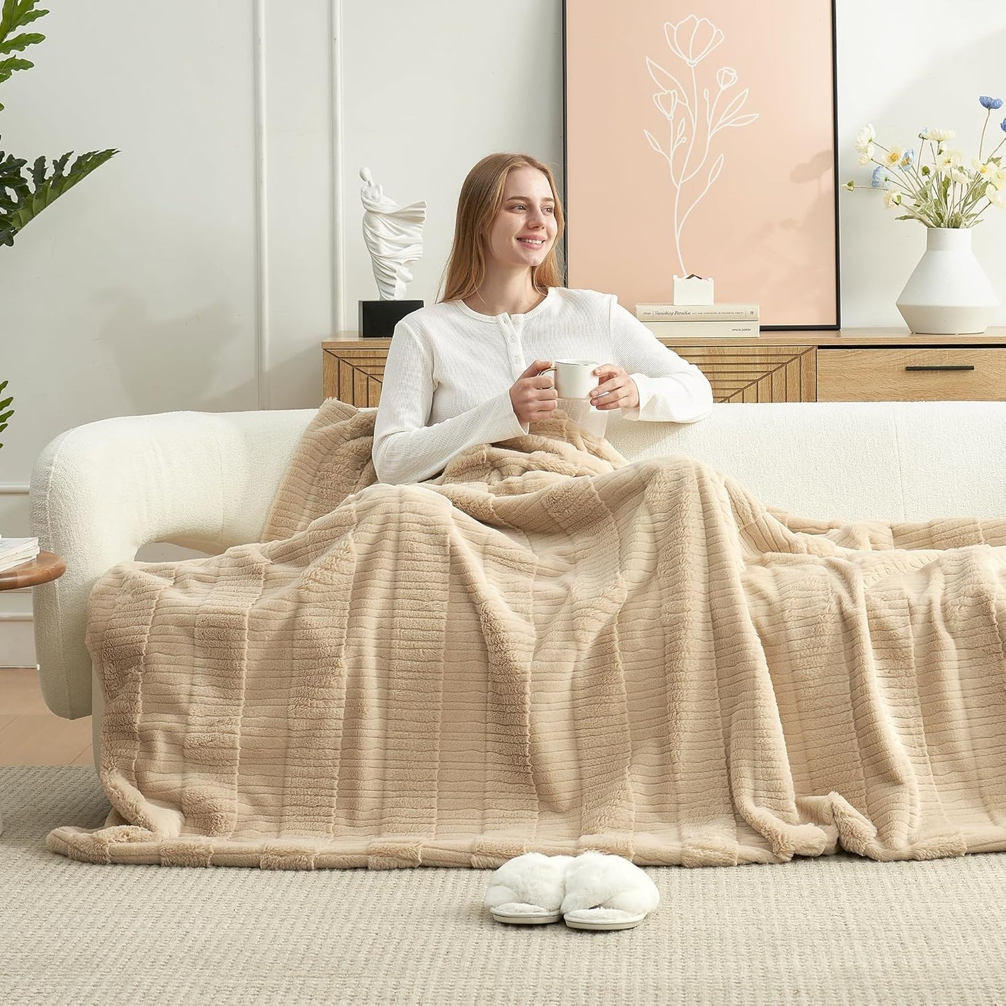 Amélie Home Luxury Striped Faux Fur Throw Blanket for Couch, Embossed Split Fur Cozy Fuzzy Fluffy Luxurious Soft Plush Sofa Chair Bed Gift Blankets for Women Men Wife Friend, 55"x70", Beige